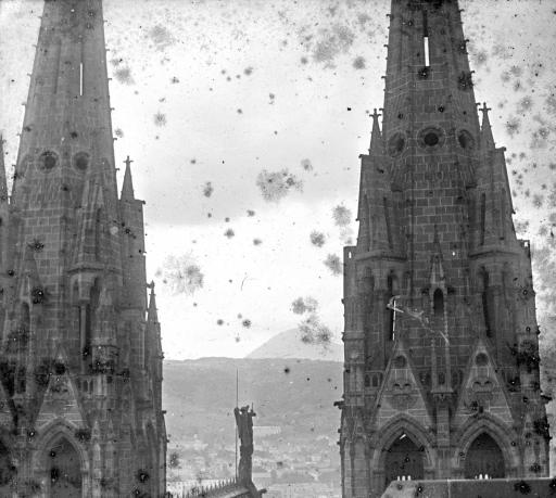 Flèches de la cathédrale Notre-Dame de l'Assomption à Clermont-Ferrand.